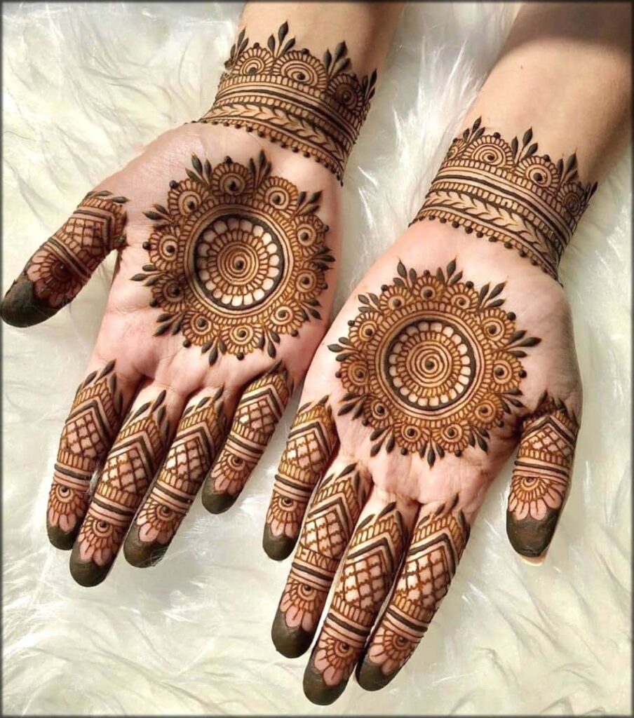 In thus image you can see a Pakistani mehndi design by one of the best pakistani mehndi designer in jhansi, Vijay Mehndi Art & Permanent Tattoo Art.